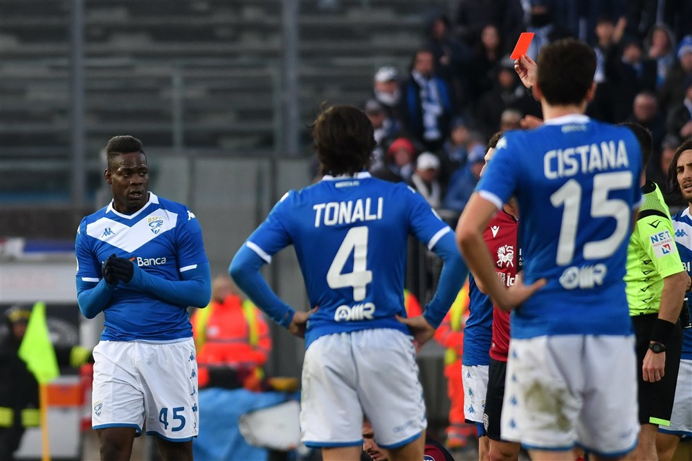 Balotelli wordt na dertiende rode kaart gek van alle meningen