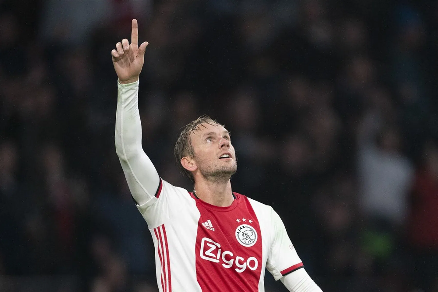 Hattrick De Jong en droomdebuut Ünüvar hoogtepunten op feestavond Ajax