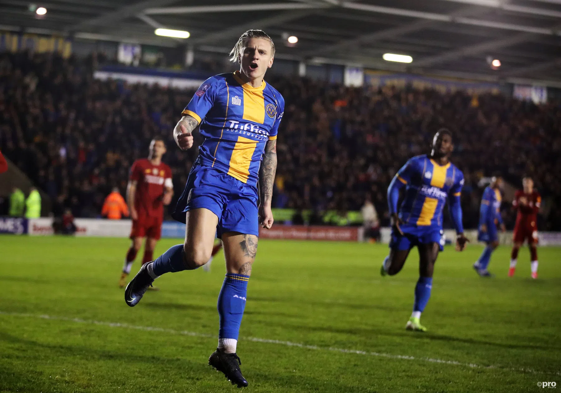 Shrewsbury zorgt ondanks curieuze eigen goal voor sensatie tegen Liverpool