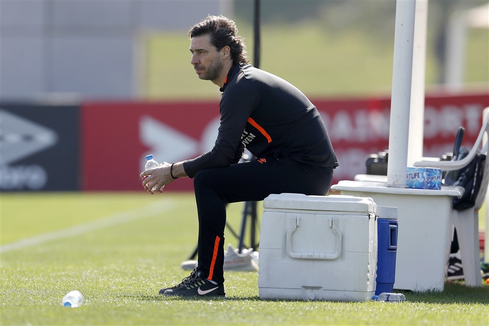 'PSV staart in eigen navel en kan voorbeeld nemen aan Ajax en AZ'