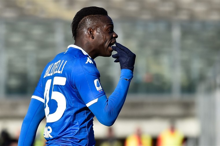 Balotelli zet vraagtekens bij zijn straf: 'Dan eindigt ieder duel met vier man'