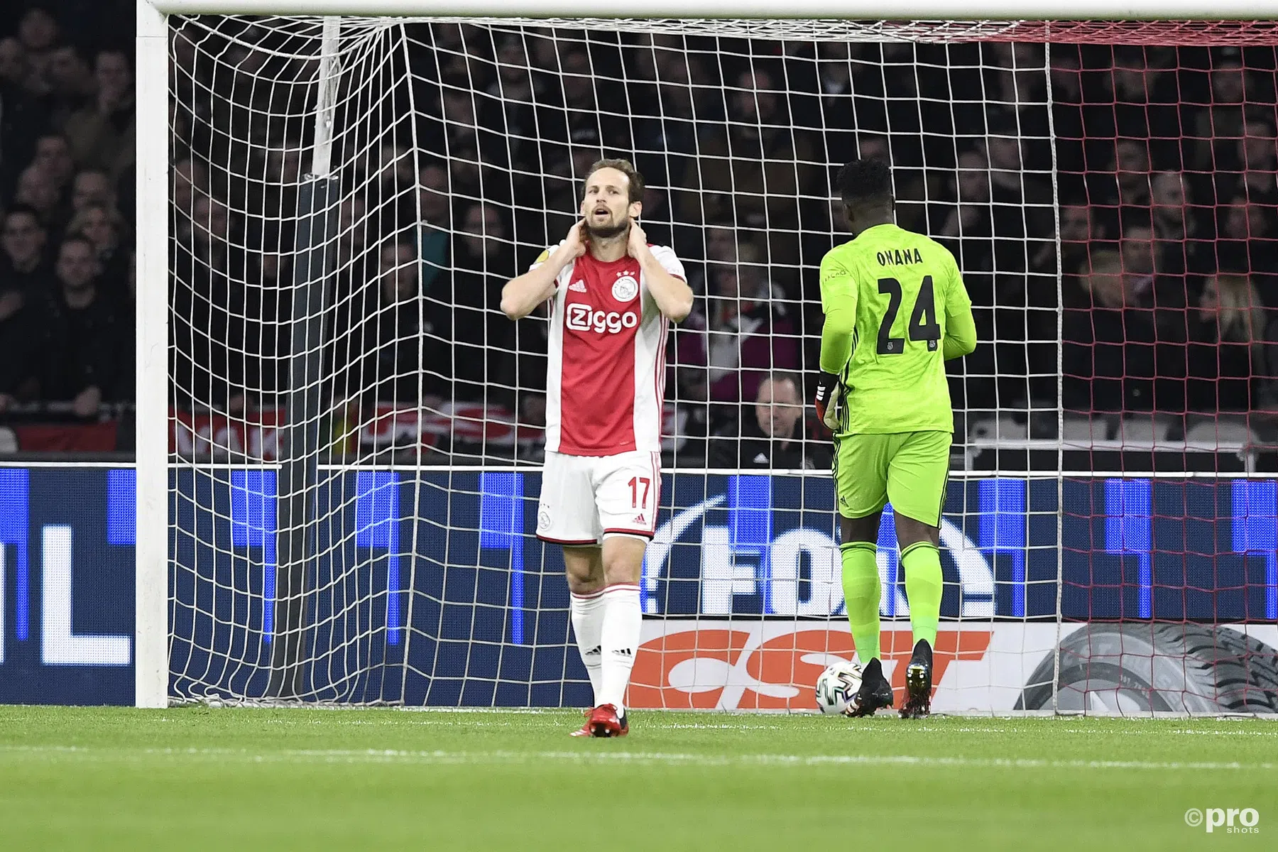 AZ straft hardleers Ajax keihard af en gooit titelstrijd helemaal open