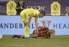 Thumbnail for article: Enorme klap voor De Boer: sterspeler Martínez loopt zware blessure op