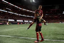 Thumbnail for article: De Boer aan kop met Atlanta na zege op oude club Ron Jans