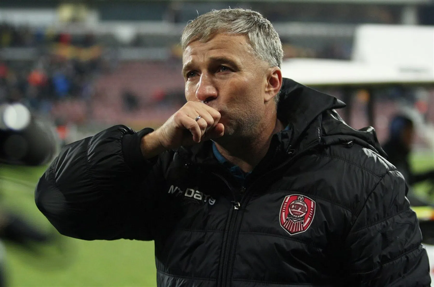 Petrescu spot met Roemeense regels: wissel na 24 seconden
