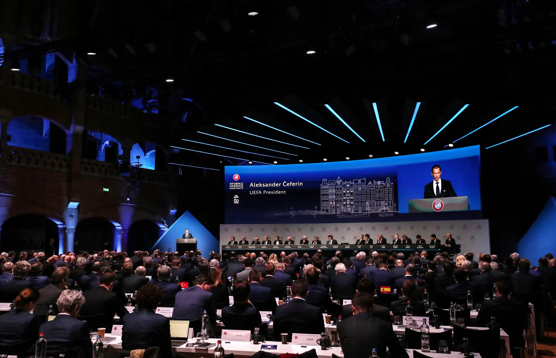 Borstklop-receptie UEFA: 'Moeten wij ons schamen voor ons succes?'