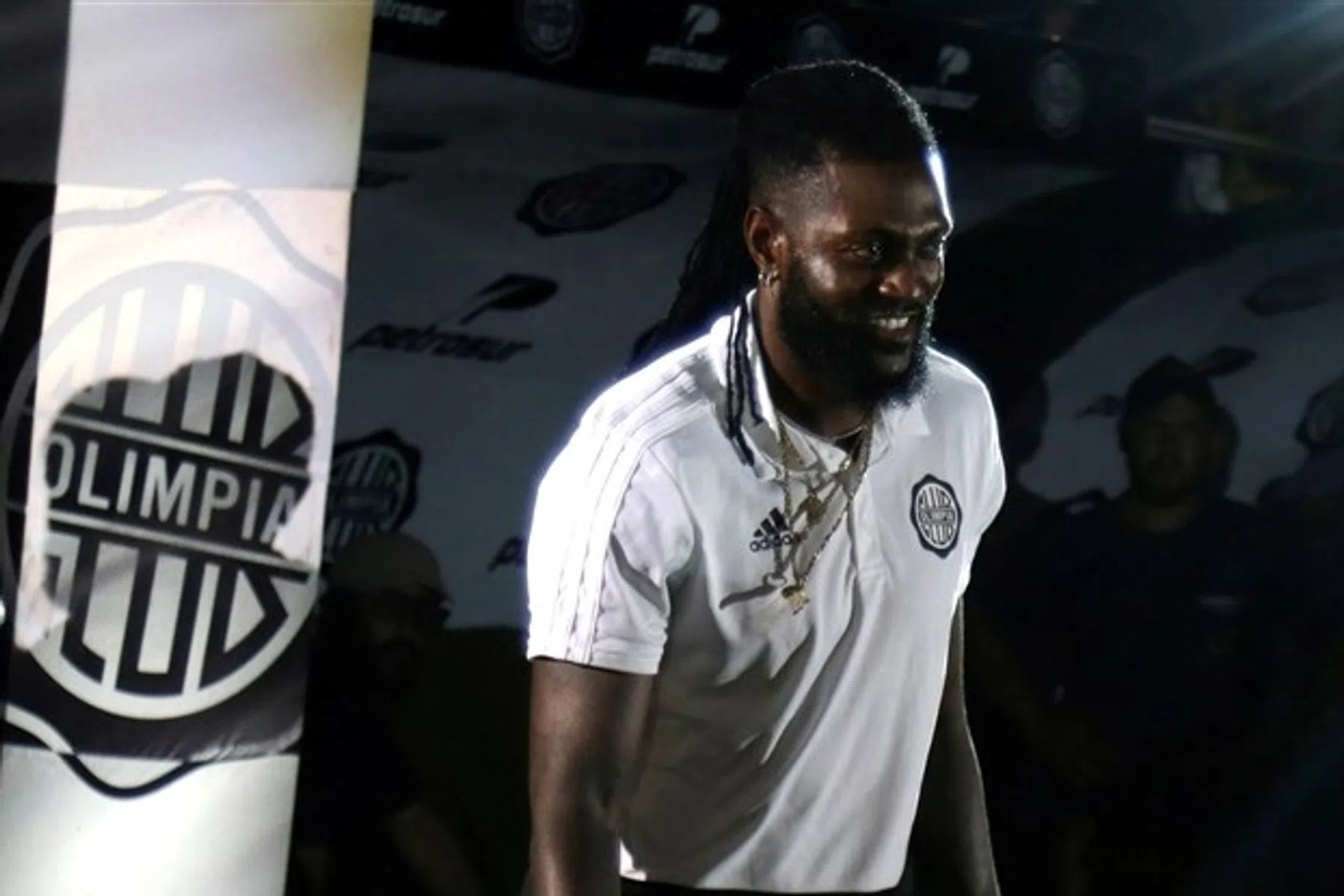 Adebayor heeft spijt van Jackie Chan-actie, United-fan laat zich horen
