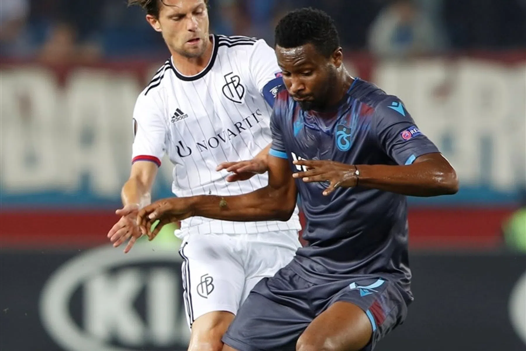 Trabzonspor blijft aan kop, protesterende Mikel hele duel op de bank