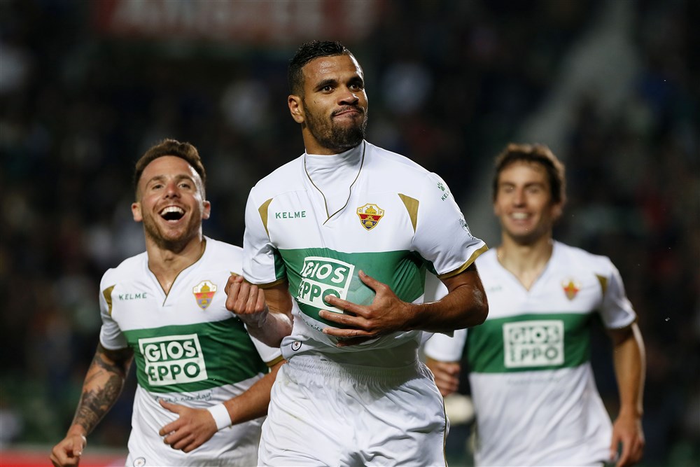 Liefst vijf besmettingen bij Valencia, ook oud-AZ spits test positief