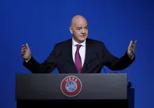 Thumbnail for article: Wie betaalt de rekening? FIFA en UEFA verdrinken in het geld