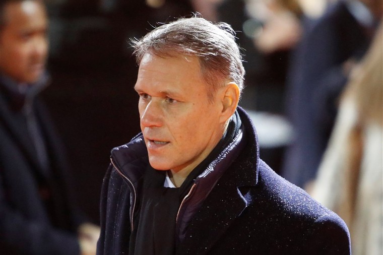 Van Basten niet tekstvast met zingen, vraag over kapsels Witsel 