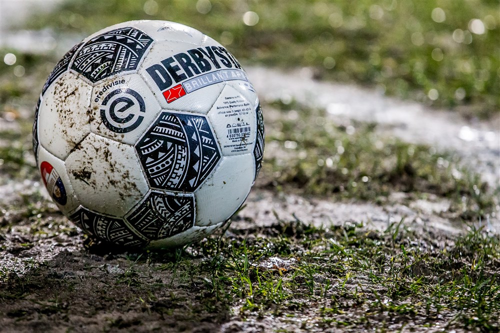 KNVB overlegt dinsdag over gevolgen voor betaald voetbal
