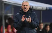Thumbnail for article: Hartverwarmend: Mourinho met tasjes vol etenswaren langs de deuren