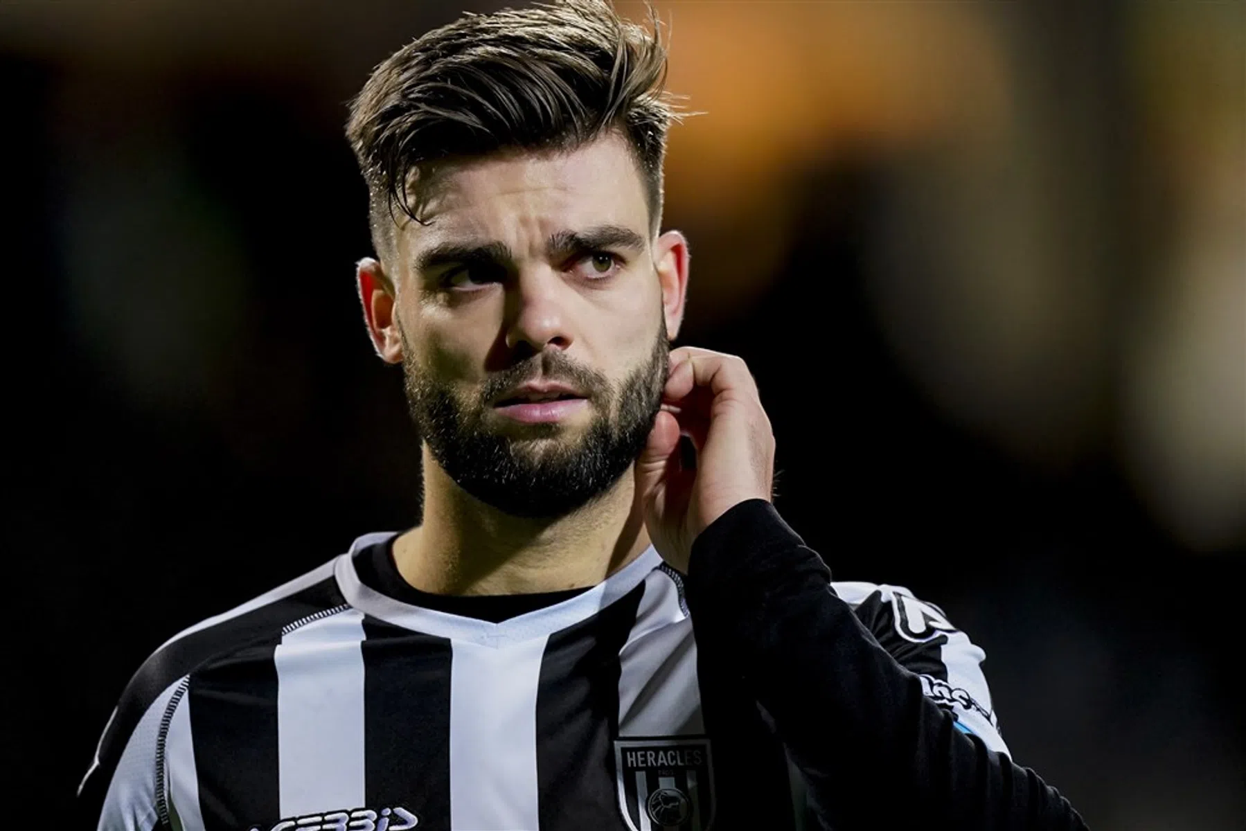 Heracles Almelo zegt veertien contracten formeel op