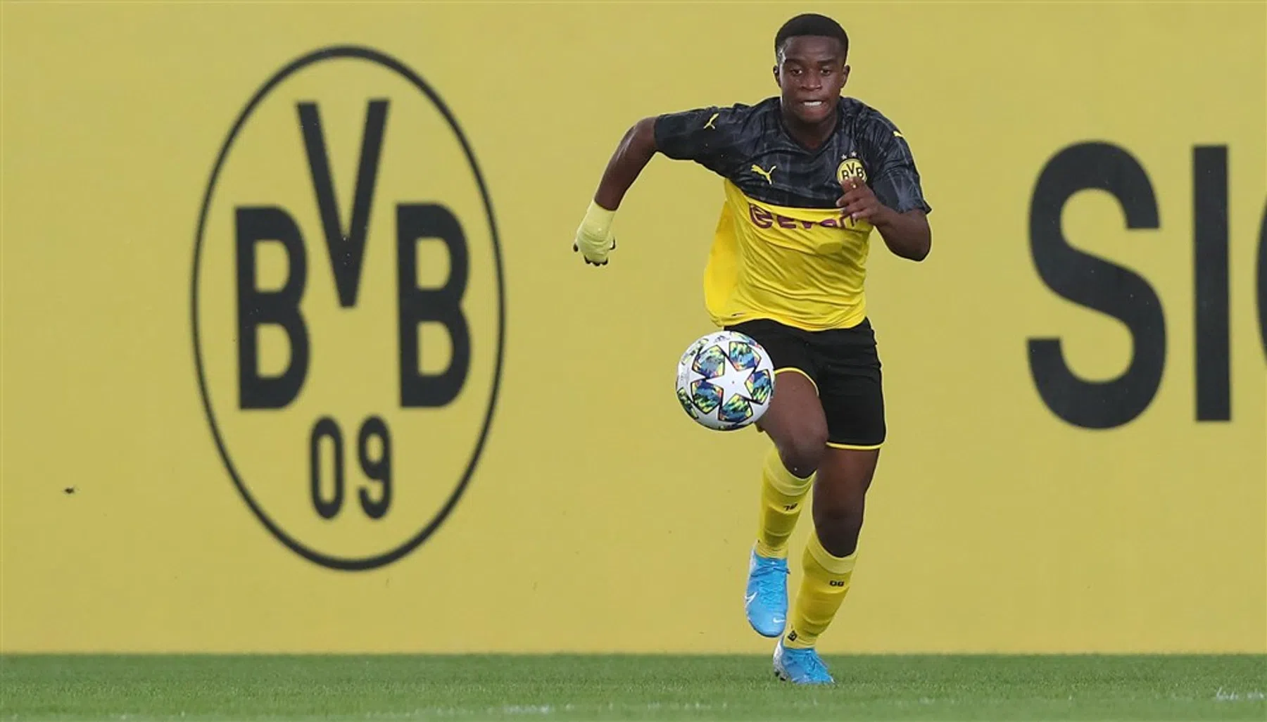 Regels aangepast: supertalent Moukoko weet wanneer hij mag debuteren