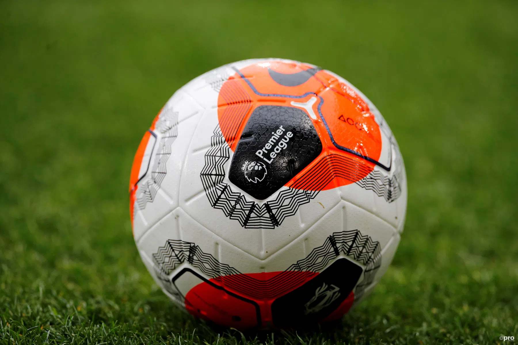 Engels akkoord over uitstel Premier League en salarisverlaging