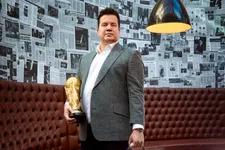 Thumbnail for article: 'Dit is een mo-ker-slag van jewelste voor het voetbal!'