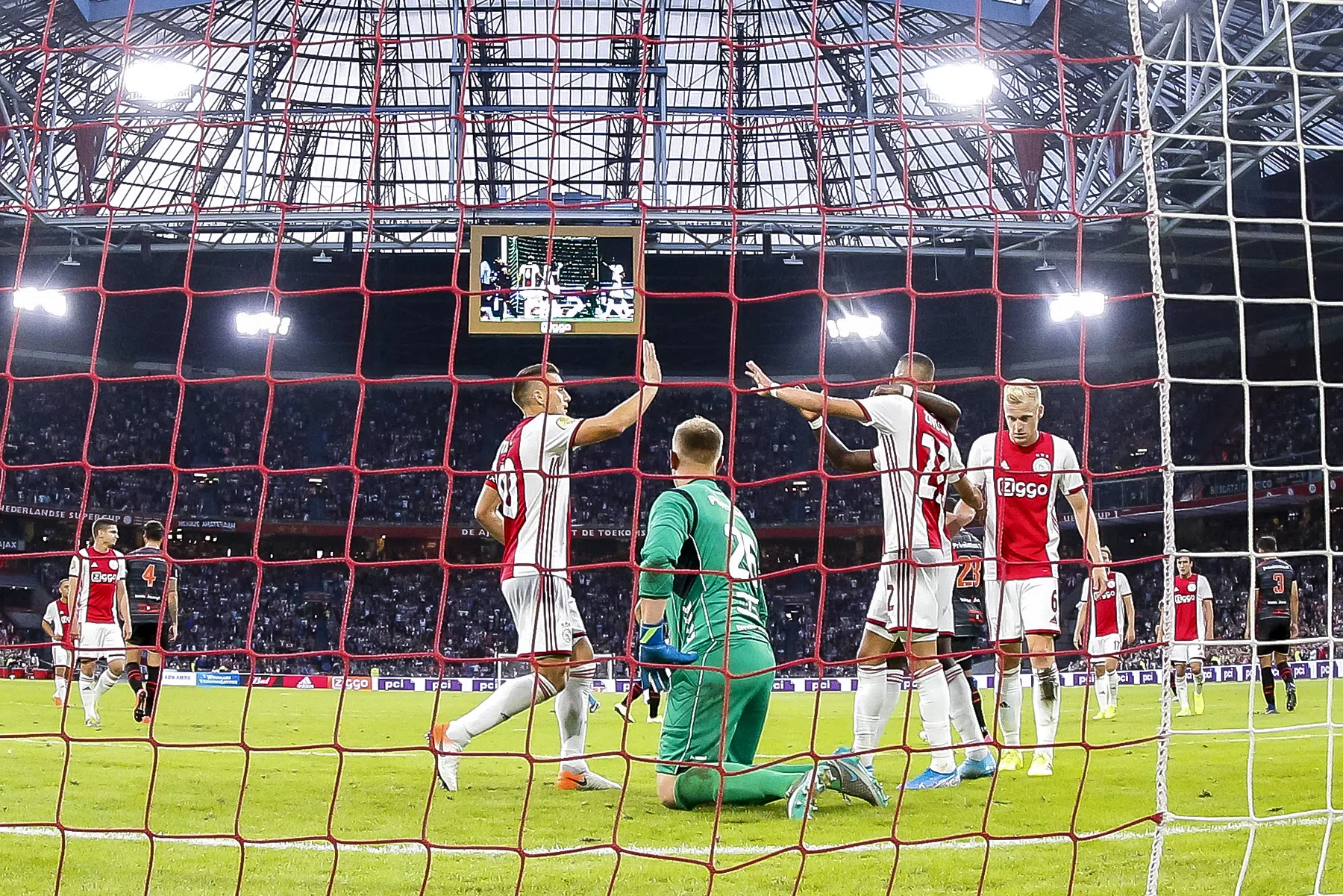 'De voetbalwereld staat compleet in brand, maar iedereen lijkt aan zichzelf te denken'