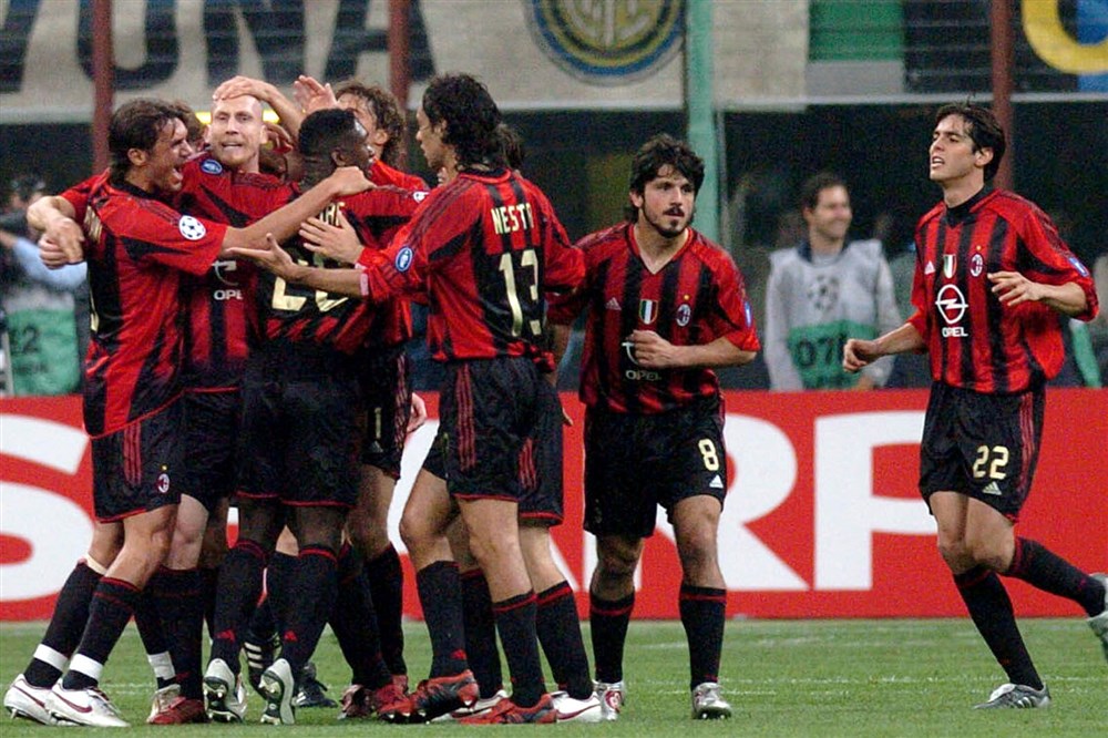 De Milanese derby die een van de meest iconische voetbalfoto's ooit opleverde