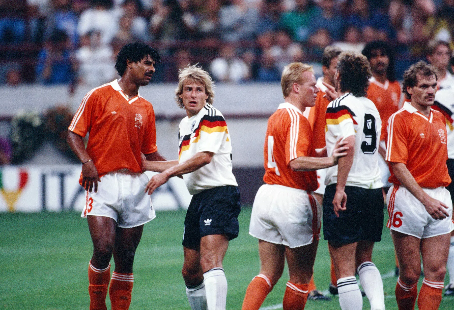 Rudi Völler, mikpunt van haat en de beruchte fluim van Rijkaard