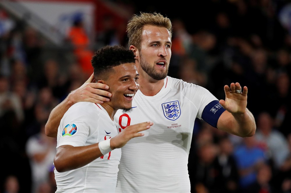 Neville pleit voor transferverbod na bizar gerucht over Kane