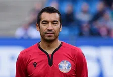 Thumbnail for article: Van Bronckhorst het veld op in China: mondkapjes en vraagtekens over buitenlanders
