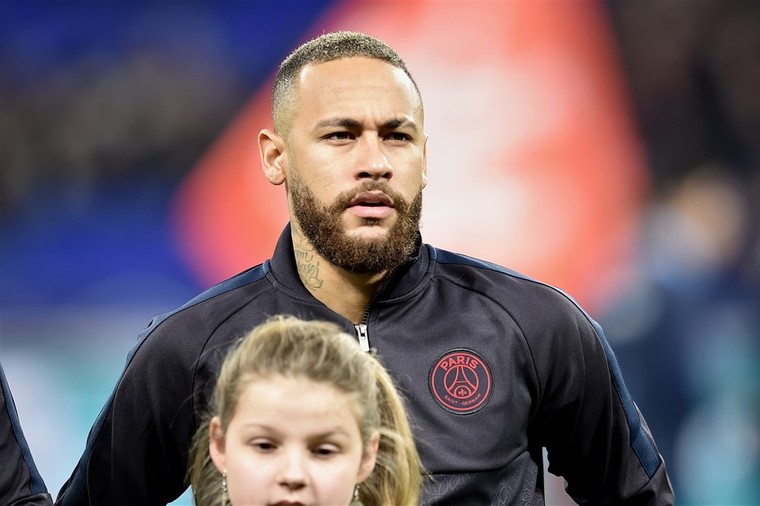 Onzekerheid door coronacrisis knaagt aan Neymar: 'Wil weer voetballen'