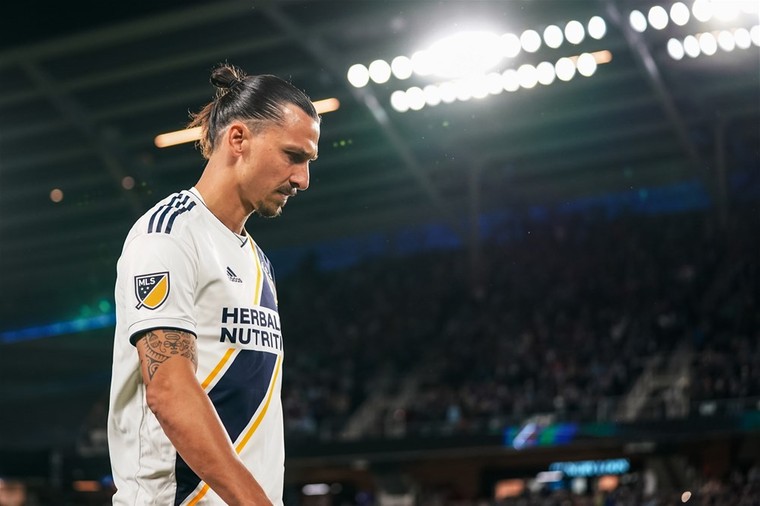 Ibrahimovic hekelt fans die standbeeld vernielden: 'Kleuterniveau'