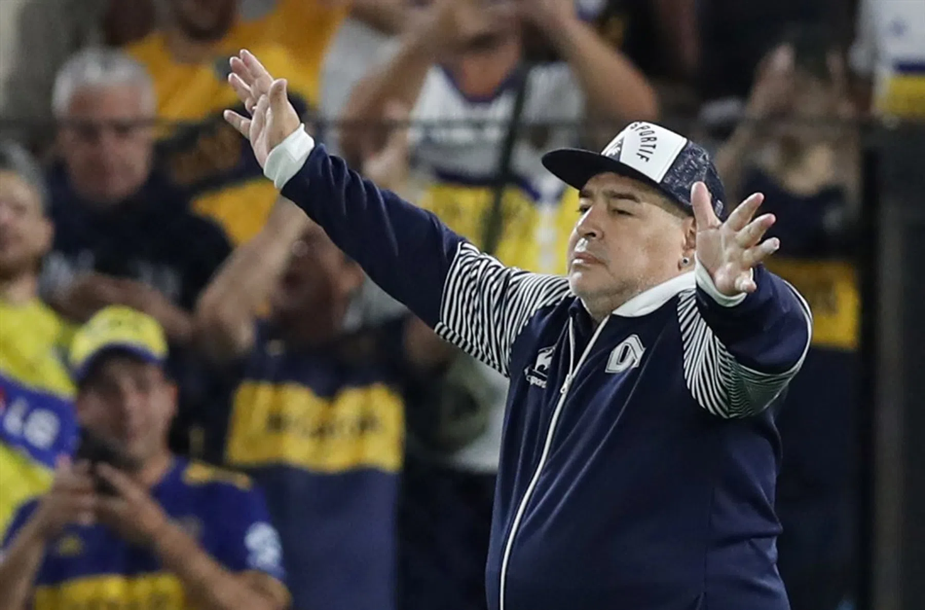 Miraculeuze ontsnapping Maradona: 'Diego heeft het weer geflikt'