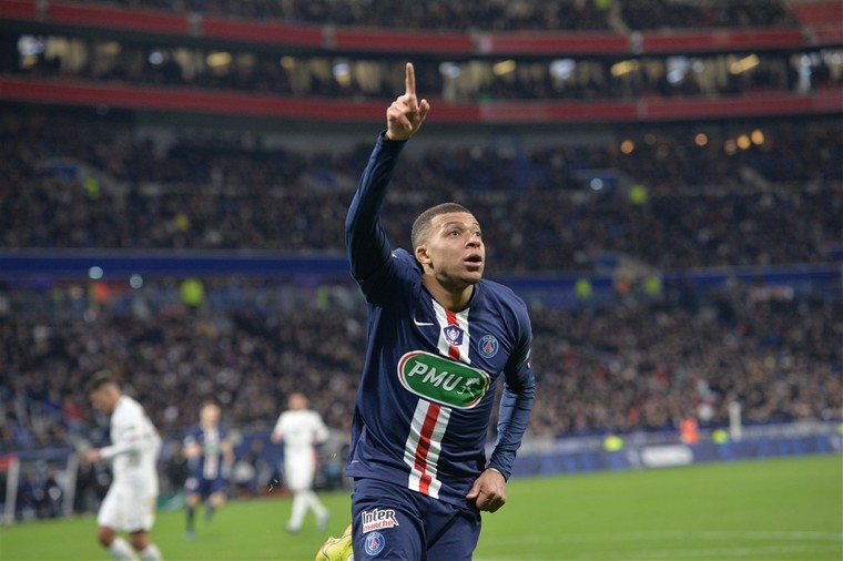 Champions at home: vierklapper Mbappé, PSG nadert recordhouder