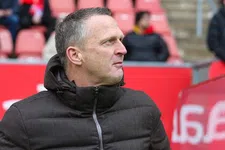 Thumbnail for article: Van den Brom gelooft nog in bekerfinale: 'Hopen op het team van advocaten'