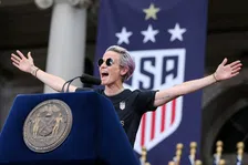 Thumbnail for article: Amerikaanse vrouwen bijten in het stof in strijd om 'equal pay'