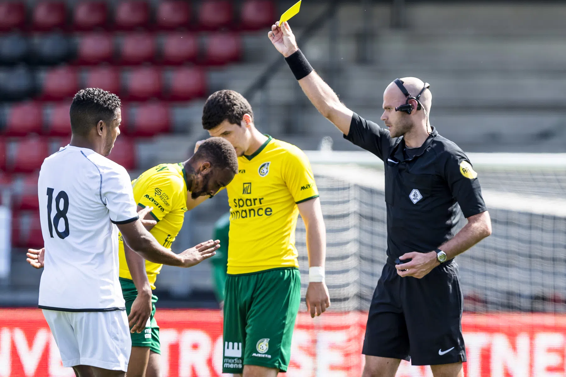 Deze spelregels kunnen het voetbal veranderen: 'Tijdrekken is de grootste ergernis'