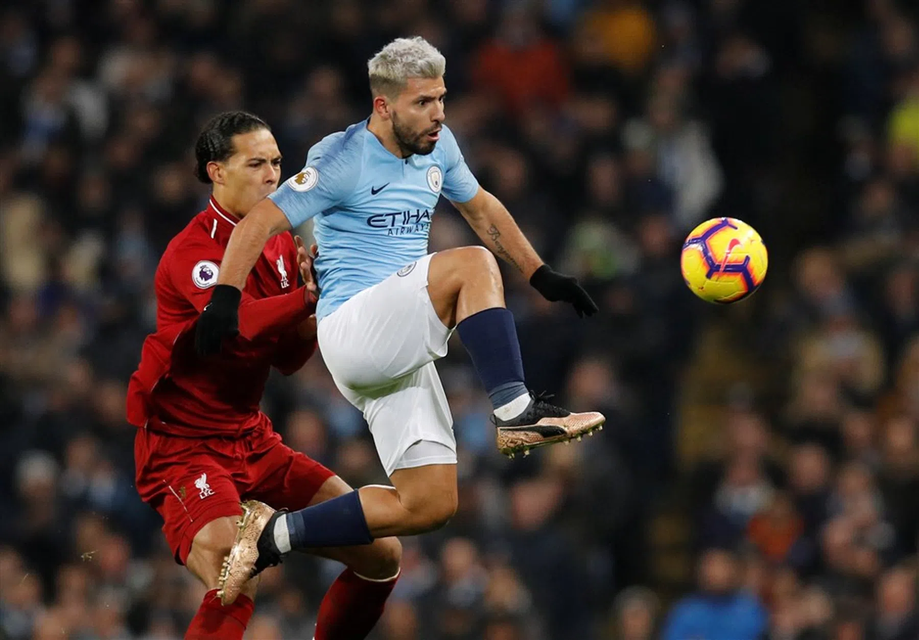 Aguëro hemelt Van Dijk op: 'Twee stappen van hem zijn er vijftig voor mij'