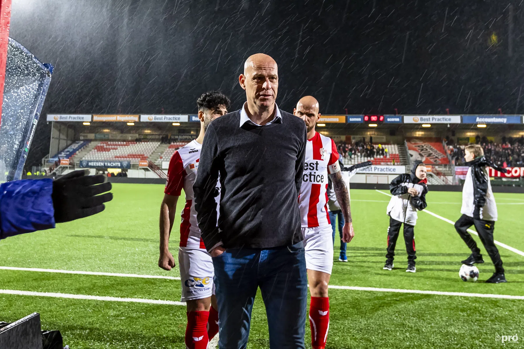 Engelse stuntploeg inspireert TOP Oss: 'Overlappende centrale verdedigers hier niet haalbaar'