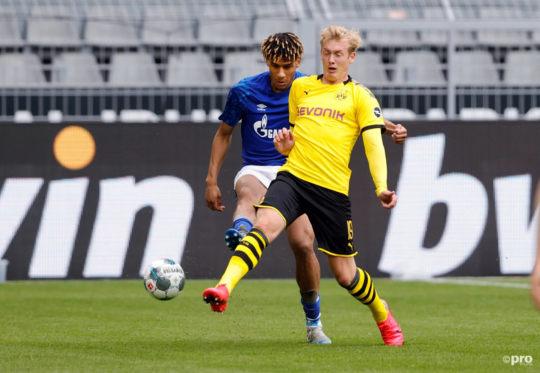 Julian Brandt en Thorgan Hazard slopen strijdplan Schalke 04