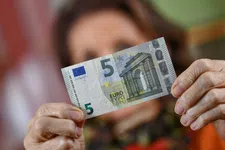 Thumbnail for article: Van de Nederlandse profs verdient 38 procent minder dan het modale loon