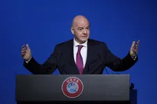 Thumbnail for article: 'Kostbare fout Infantino: peperdure privévlucht en liegen over agenda'