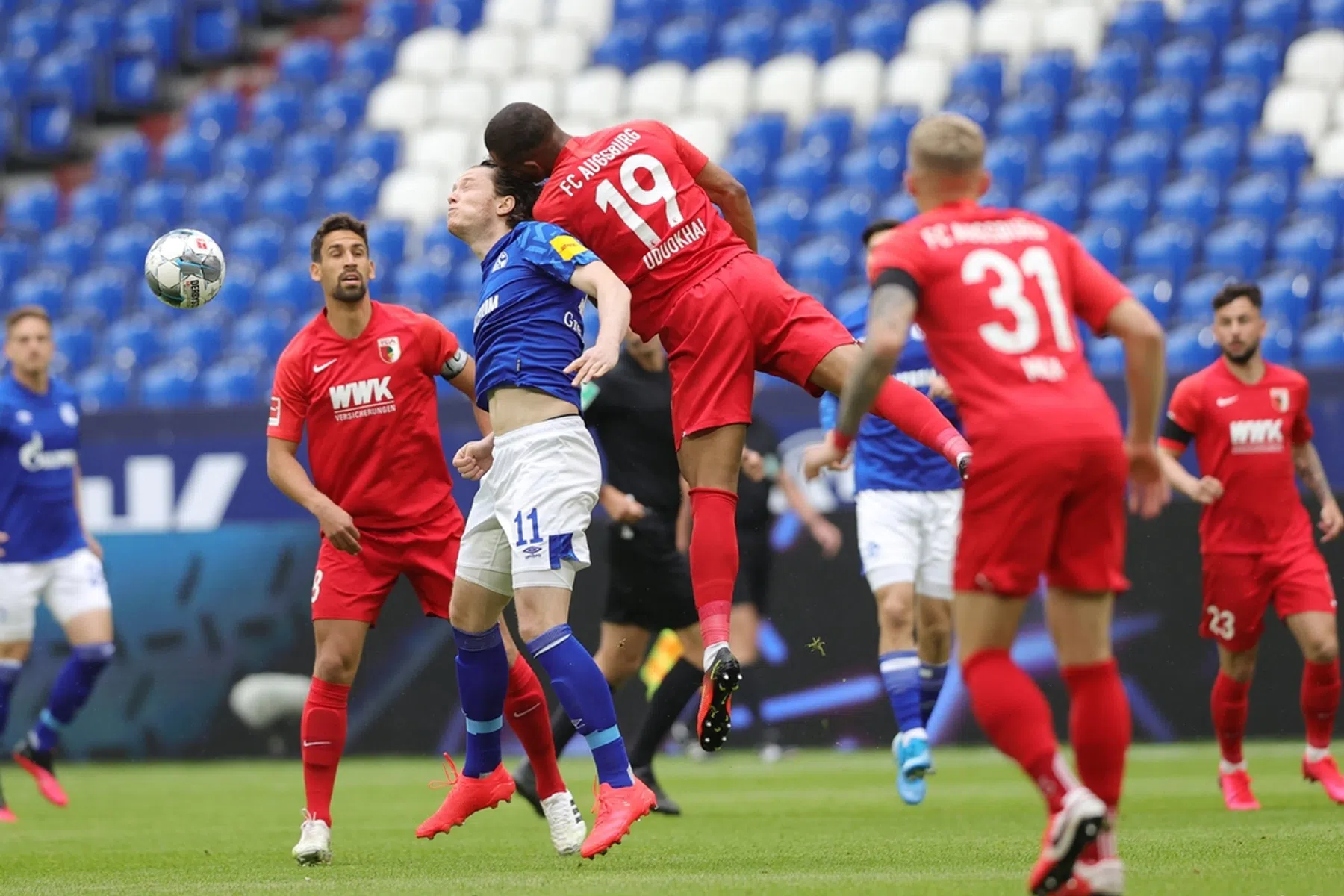 Druk bij Schalke neemt toe na afgang, droomdebuut 'coronazondaar' Herrlich