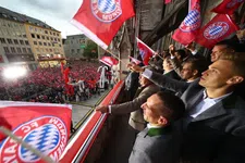 Thumbnail for article: Traditionele balkonscène voor Rekordmeister Bayern uit den boze