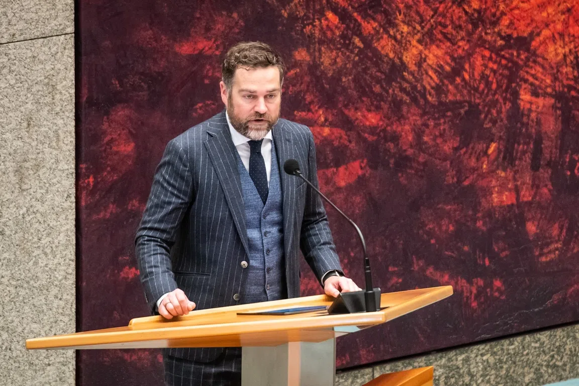 Dijkhoff: 'Mogelijk worden fusies nu een optie'