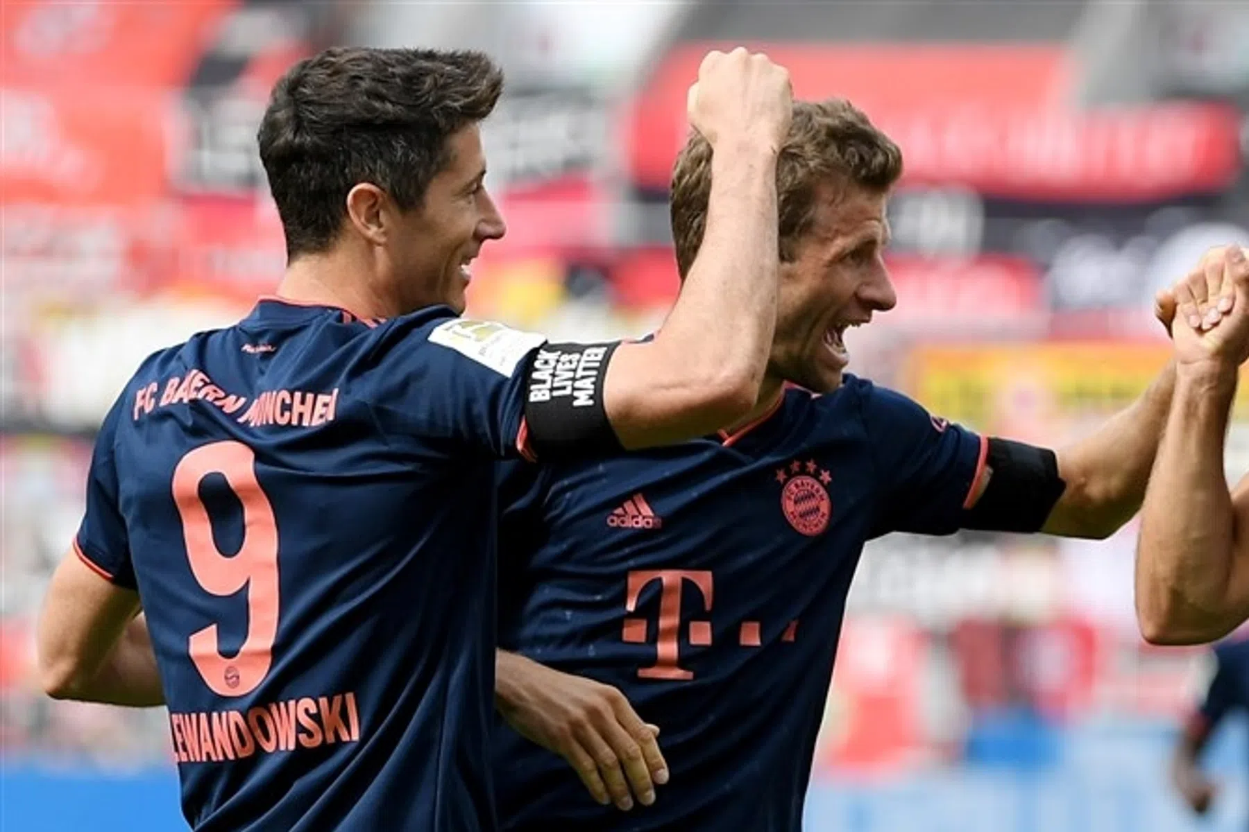 Smetjes op dag vol mijlpalen voor Müller en Lewandowski 