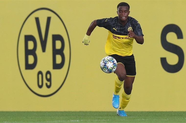 Dortmund heeft ondanks 128 goals geen haast met supertalent Moukoko