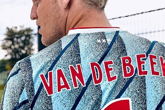 Nieuwe uittenue Ajax knipoogt naar jaren tachtig en negentig