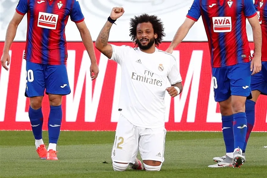 Knielende Marcelo volgt voorbeeld Sancho en Thuram