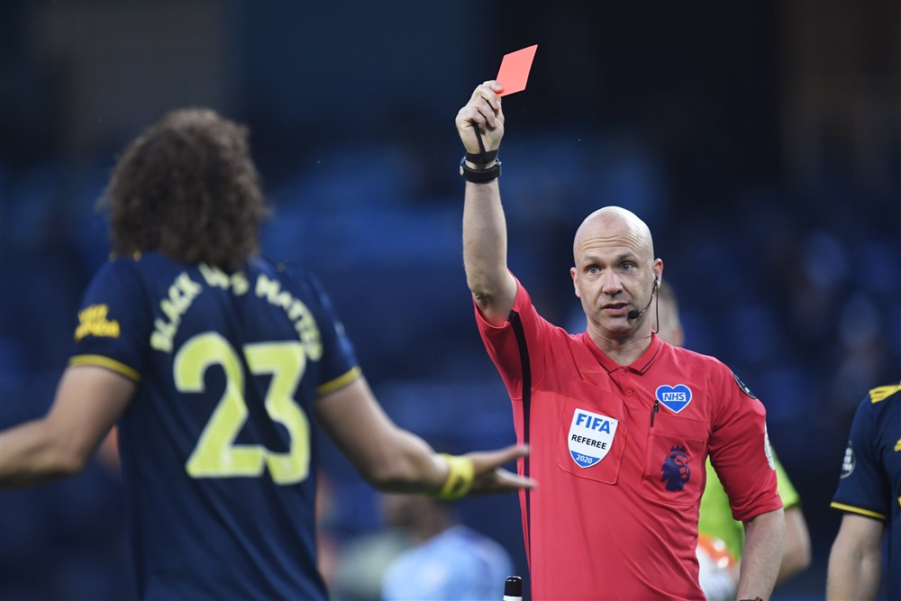 Man City draait alweer op volle toeren tijdens foutenfestival Luiz