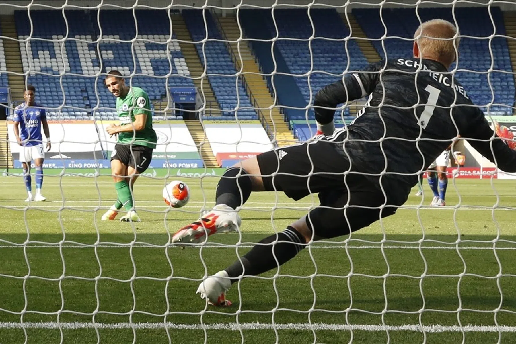 Held tegen Arsenal wordt schlemiel tegen Leicester door penaltykiller Schmeichel