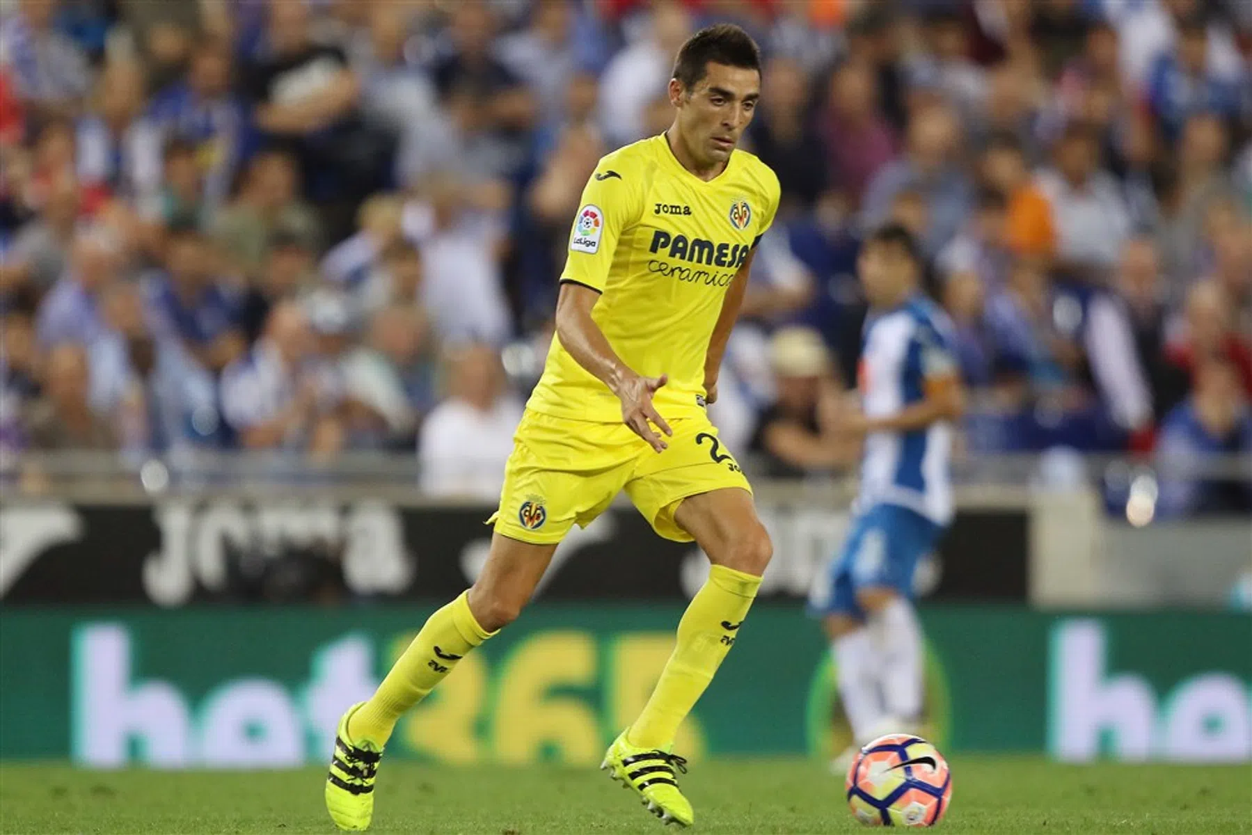 Kippenvel: Villarreal geeft aanvoerder staande ovatie na rentree na 1.128 dagen