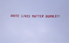 Thumbnail for article: Burnley schaamt zich diep voor vliegtuig met spandoek 'White Lives Matter Burnley'