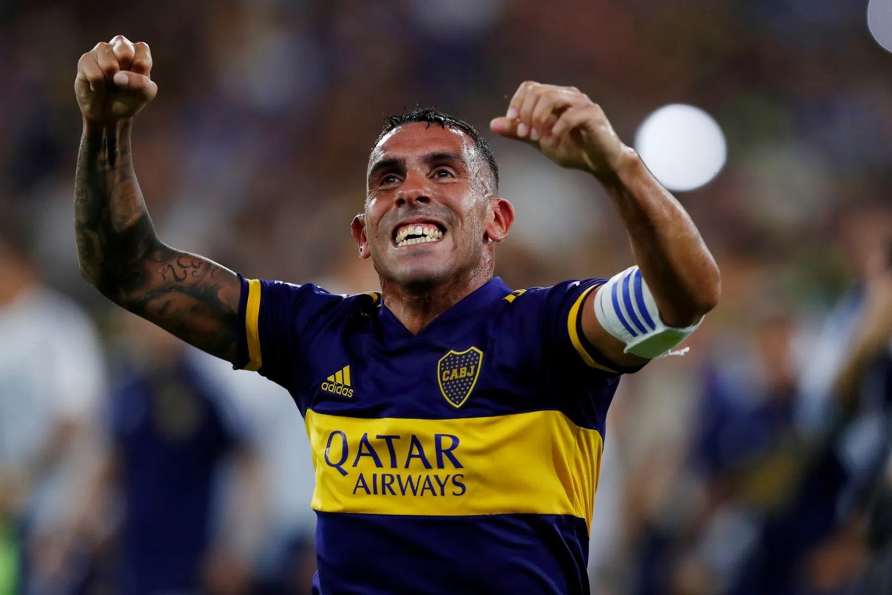 Tévez (36) gaat door bij Boca en doneert salaris aan goed doel